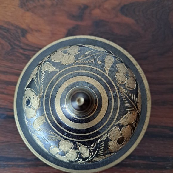 Indian brass hand-etched bowl and lid - Picture 3 of 6